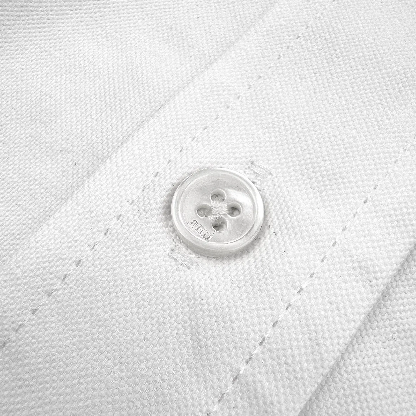 Ami Paris Love Pocket Embroidered Short Sleeve Shirt (White) Purchased for , the fabric is made of customized high-density Oxford spinning. Tight and smooth, comfortable and close to the skin. A touch of simple white. Pure and elegant. Black silk thread dances on the chest with love embroidery. It is low-key and powerful. It uses the pocket as the boundary to hide the French romance. It is the ultimate simplification of color. It uses the ultimate restraint to interpret an effortless sense of luxury. It uses imported machine embroidery technology. Using advanced computer control systems and precision mechanical components, Ami's love embroidery work is realized with high precision. The lines are smooth and delicate, and the fabrics have been washed. It has a better hand feel and texture, is not easy to deform, is not easy to shrink, is not easy to fade, and maintains long-term beauty. Size:37-38-39-40